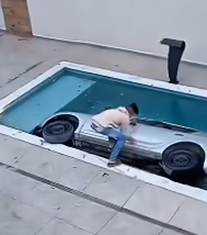 Motorista perde o controle e carro cai dentro de piscina em espaço de lazer