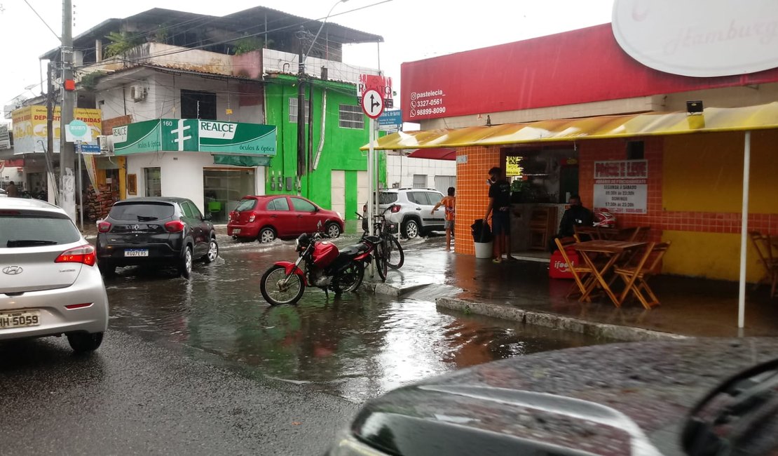 [Vídeo] Fortes chuvas deixam ruas e avenidas alagadas em Maceió