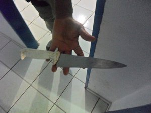 Idosa esfaqueia colega mais jovem em um bar