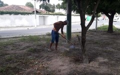 Sem nenhuma resposta da prefeitura moradores do Jardim Esperança fazem limpeza em praça