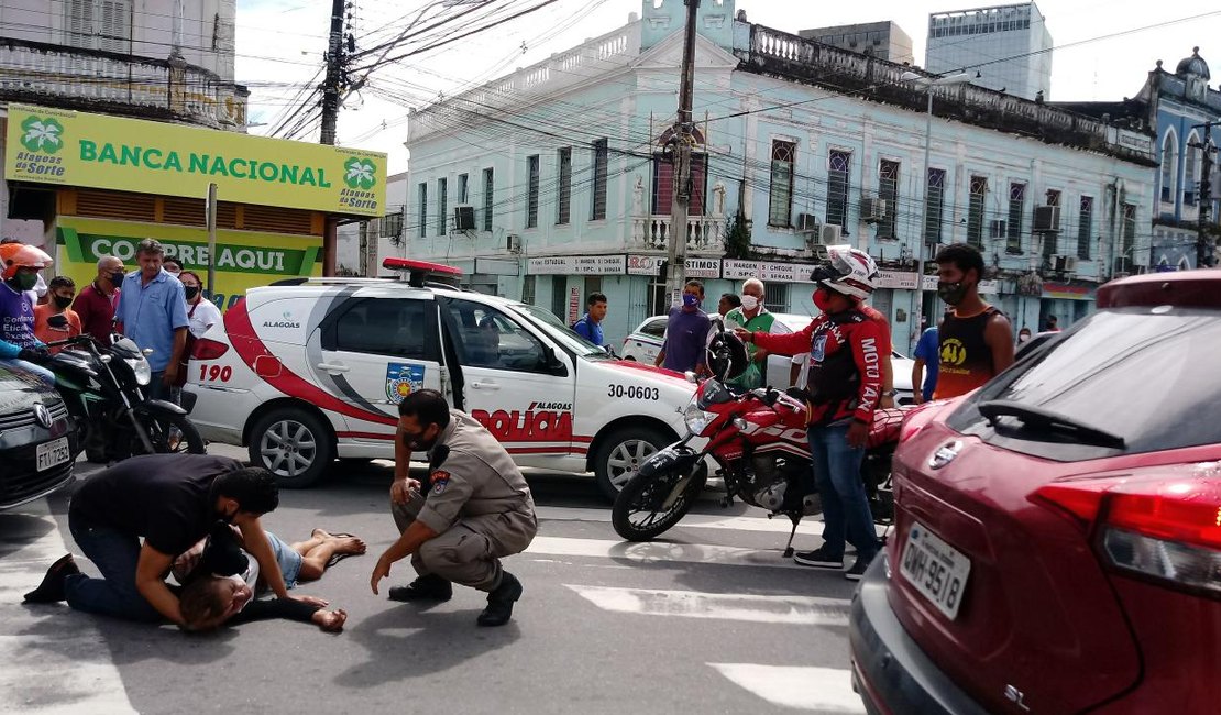 Mulher sofre ataque epilético e cai de mototáxi no Centro de Maceió