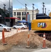 Obra da BRK no bairro Ponta Verde segue causando transtornos na região