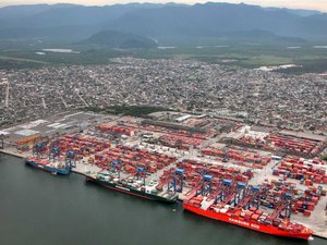 Navio desgovernado quase invade avenida no Porto de Santos