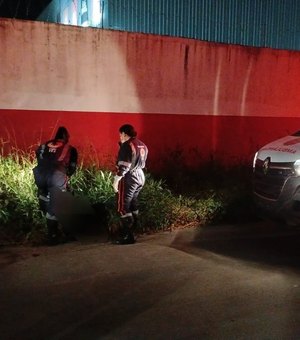 Homem é espancado a pauladas por grupo de seis homens e fica gravemente ferido em Maceió