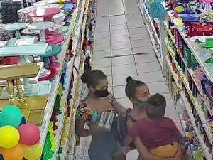 [Vídeo] Dupla usa criança de colo para cometer furto no comércio de Arapiraca