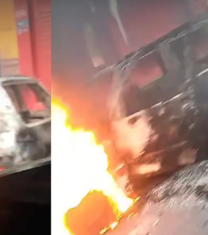 Carro pega fogo no meio da rua no bairro do Benedito Bentes, em Maceió