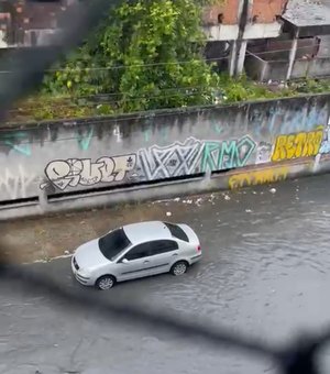 Após chuva, esgoto e lixo invadem ruas de Maceió