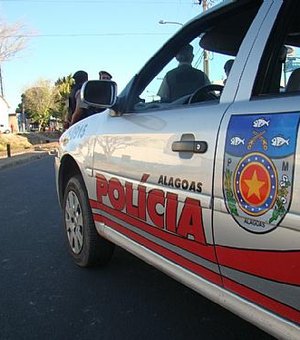 Mulher ensanguentada com bebê no colo é resgatada pela polícia em Arapiraca