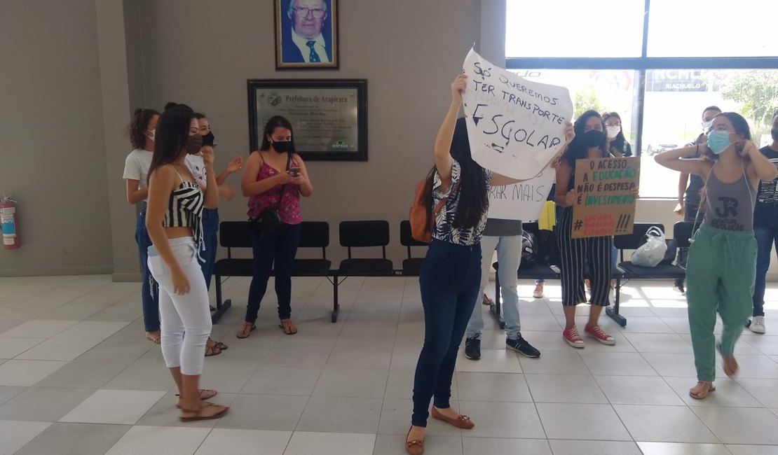 [Vídeo] Estudantes protestam contra falta de transporte escolar na Prefeitura de Arapiraca
