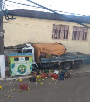 Caminhão atinge barraca em Porto Calvo