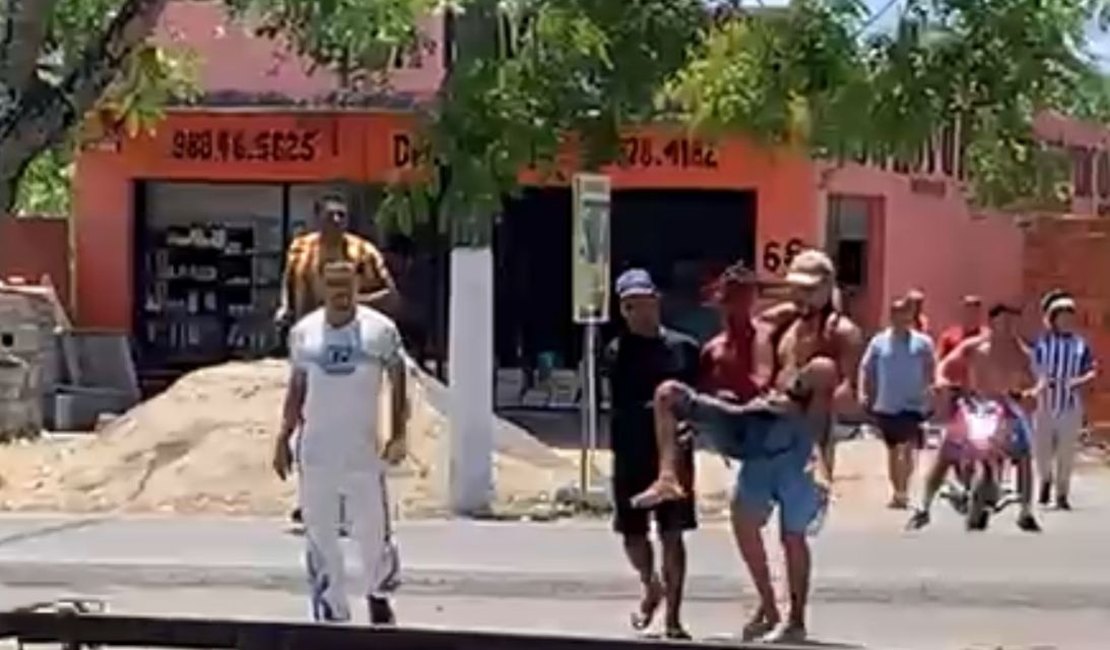 [Vídeo] Antes do clássico, torcedores do CSA e do CRB se enfrentam nas ruas de Maceió