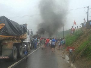Em protesto, integrantes do MST queimam pneus e bloqueiam BR-104