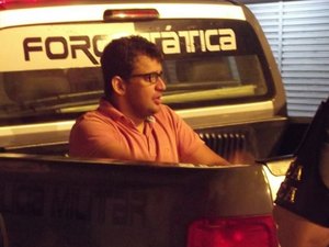 Motorista embriagado é preso após 'dar dedo' à PM