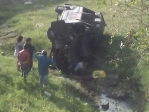 Condutor perde controle de Van, veículo cai de ponte e mata cobrador no Agreste