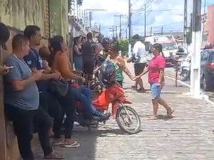 Populares se reúnem em frente à delegacia após prisão de suspeito de homicídio no Bosque das Arapiracas