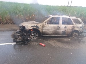 Após colisão, condutores abandonam veículos em chamas na AL-413 