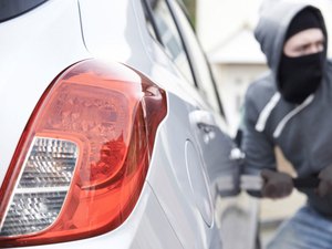 Criminosos levam carro estacionado em supermercado de Arapiraca