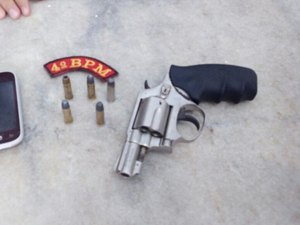 Polícia prende homem com revólver calibre 38