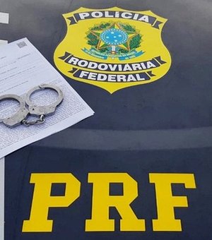 PRF prende homem com mandado de prisão em aberto por roubo em Estrela De Alagoas