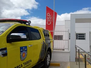 Homem é agredido por populares e preso após ser flagrado nu com criança dentro de carro