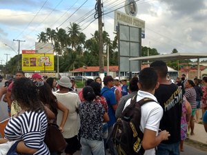 Moradores de Ipioca bloqueiam rodovia contra mudança de itinerário de ônibus