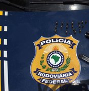 PRF apreende arma, recupera moto roubada e recolhe outras 36 com irregularidades