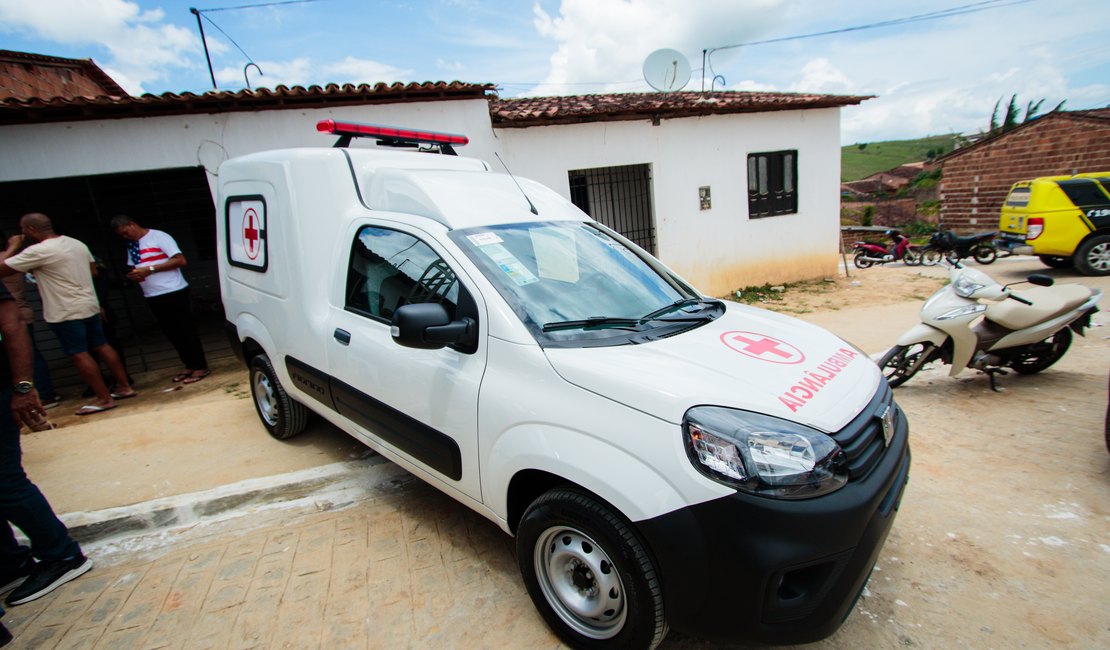 Governo de Alagoas entrega ambulância ao município de Campestre