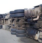 Carreta tomba na BR-101, em Novo Lino e deixa uma pessoa morta