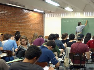Desemprego, evasão e inadimplência preocupam faculdades privadas