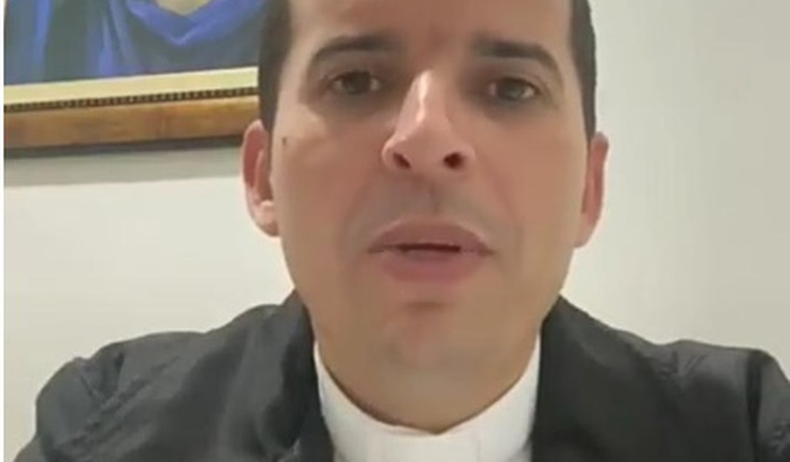 [Vídeo] Padre Fábio Freitas fala sobre episódio de jovem que quebrou imagem de Cristo em igreja de Palmeira