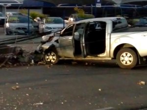 [Vídeo] Carro colide violentamente com poste e destrói estrutura