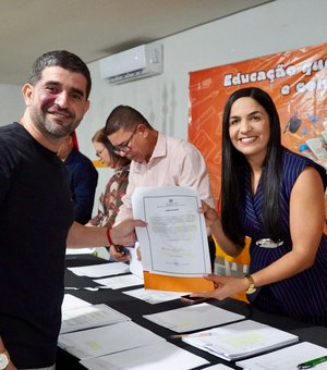 Prefeita fortalece educação com posse de quase 200 servidores em São Luís do Quitunde