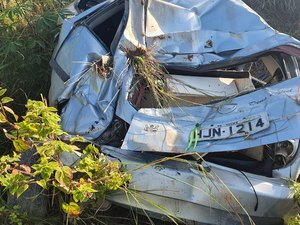 Carro capota e deixa feridos na AL 101 Norte em Maragogi