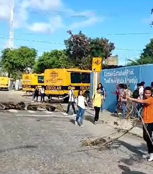 Alunos bloqueiam rua contra falta de ônibus escolar no bairro do Poço, em Maceió