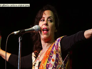 [Vídeo]Bebel Gilberto causa revolta ao sambar sobre a Bandeira do Brasil