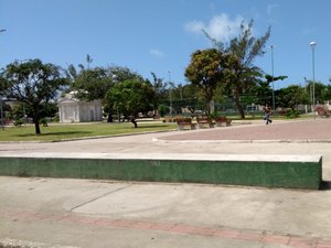 Homem é espancado ao mostrar parte íntima para mãe e filha em praça de Maceió