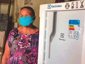 Após enchentes, 245 famílias de Santana do Ipanema recebem geladeiras novas 