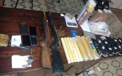 Pelopes prende dois traficantes e apreende armas e drogas em Feira Grande