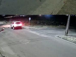 Jeep atinge moto em cruzamento e deixa motociclista ferido em Penedo
