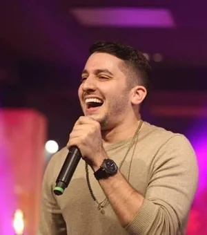 Jonas Esticado faz apresentação surpresa em bar da orla de Maceió e agita público