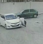 [Vídeo] Motorista foge em marcha à ré durante assalto enquanto é perseguido