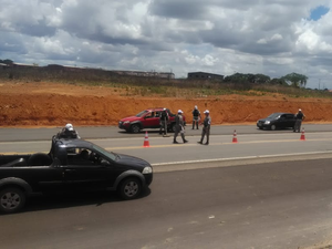 Blitz do BPRv flagra carro roubado