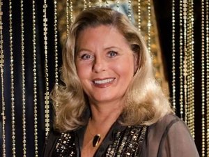 Vera Fischer se emociona ao ser defendida por Cauã Reymond