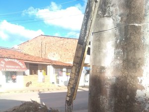 Postes de energia danificados causam perigo em Maragogi
