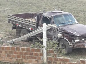 Veículo perde o controle e colide contra cercado em sítio no Agreste