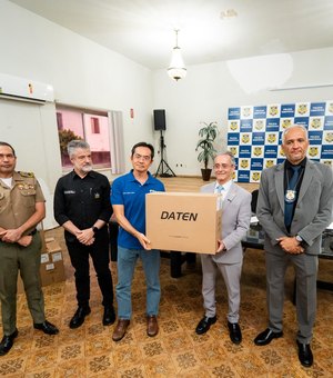 Governador em exercício entrega novos computadores à Polícia Científica de AL
