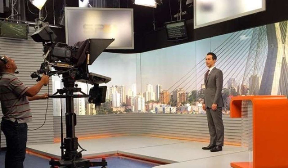 Homem tenta pegar câmera da Globo e para transmissão ao vivo