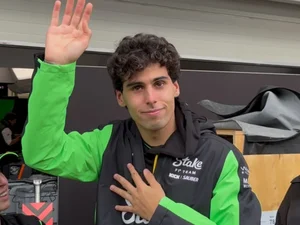 Bortoleto chora ao falar com torcedores após o GP de São Paulo