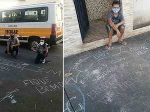Professores emocionam ao deixar mensagens nas portas das casas de alunos