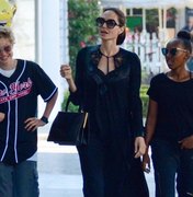 Angelina Jolie passeia com as filhas Zahara e Shiloh em Los Angeles